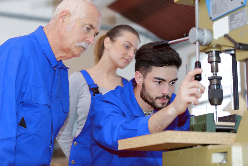 Wissensweitergabe an der Holzverarbeitungsmaschine